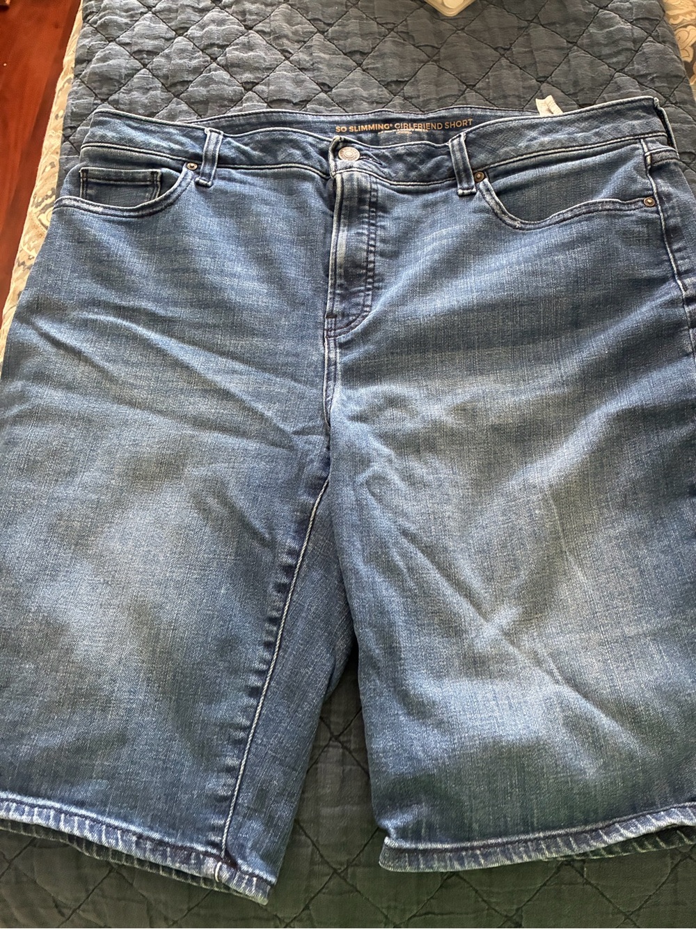 SO Slimming Girlfriend Short in Indigo Wash